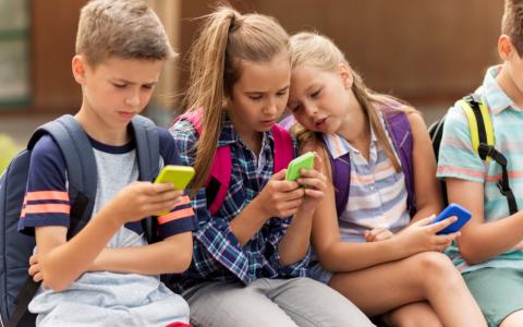 kids with phones