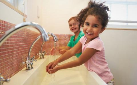 Kids washing hands